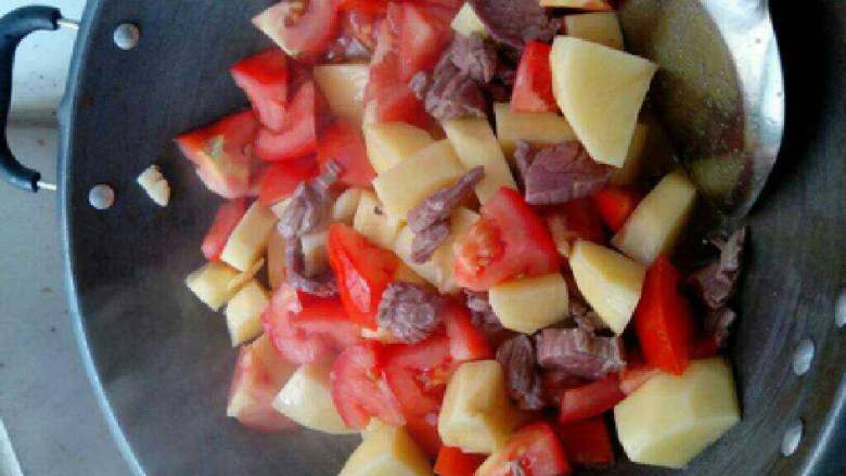 番茄土豆炖牛肉,最后放番茄翻炒