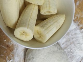 香煎香蕉卷,香蕉切成小段待用