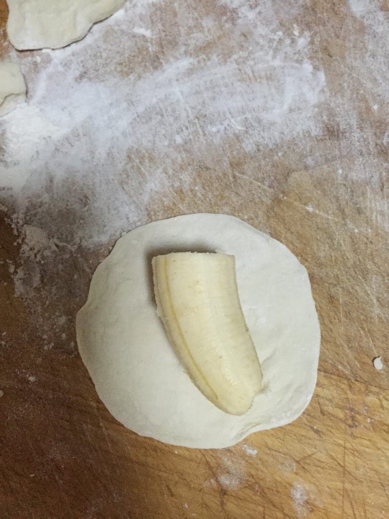 香煎香蕉卷,用擀好的饺子皮把香蕉包好。