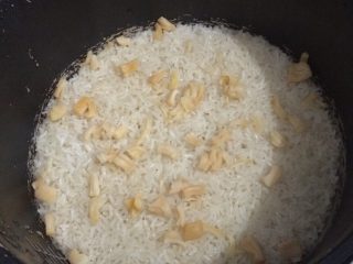 腊味糯米饭,糯米，干贝，冬菇提前一晚泡水。用泡冬菇和干贝的水煮糯米饭更香，水刚刚莫过糯米饭，加干贝煮