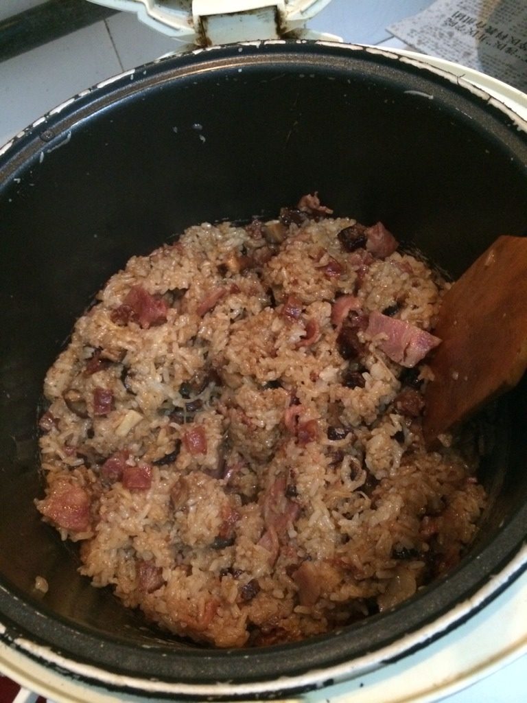 腊味糯米饭,把肉和汁全部倒到电饭锅里拌匀