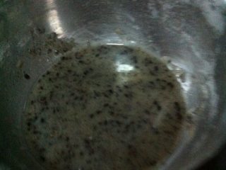 油酥饼,取小碗加入一点面粉、黑芝麻，倒入食用油，搅拌均匀，做成油酥待用