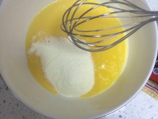 椰丝面包,如图制作椰丝陷 放入一个鸡蛋 黄油50g 糖40g 椰丝适量 