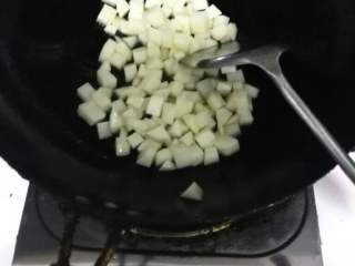 土豆闷饭,倒入土豆煎，煎至土豆起皮