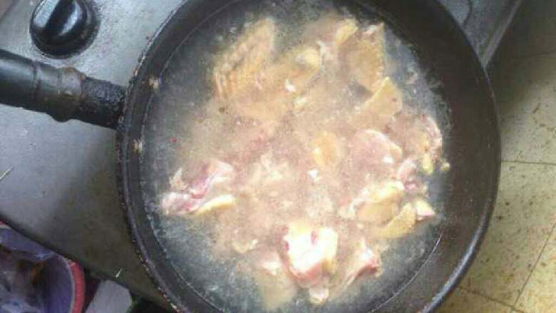 香菇炖鸡,放锅里煮开血腥味