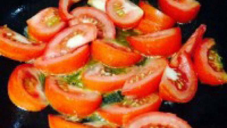 番茄烩金针菇,锅里放适量油把番茄放进去炒。