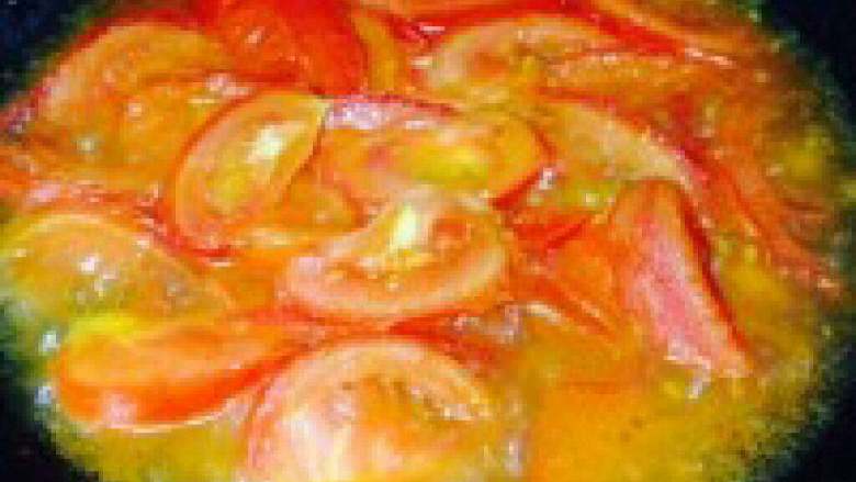 番茄烩金针菇,7. 十分钟后番茄充分出汁、焖烂。