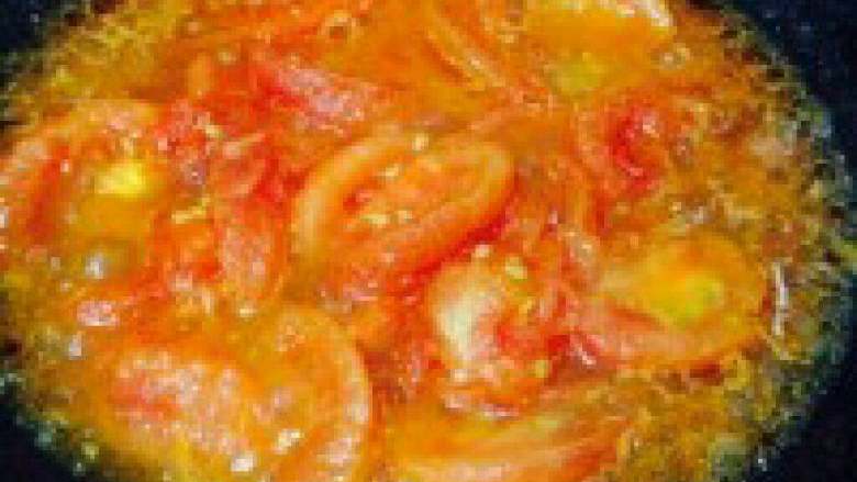 番茄烩金针菇,9. 继续焖煮5分钟至软烂。