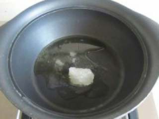 年糕炒排骨,1. 烧热锅， 放入少量的油和冰糖。