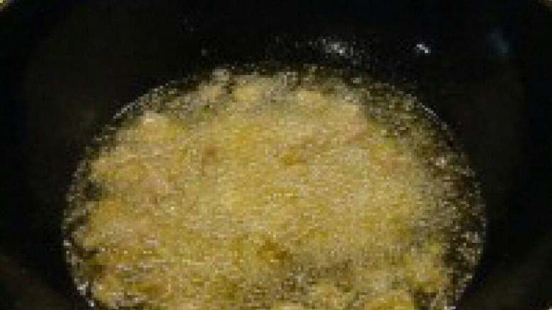花椒鸡丁,2. 锅中放入较多的油，烧至5成热的时候，放入鸡丁炸至金黄捞出沥干备用。