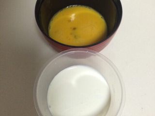 椰香豆沙卷面包,如图鸡蛋打散，淡奶油、牛奶倒入量杯；