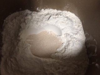 椰香豆沙卷面包,如图将低筋粉、全麦粉、高筋粉全部倒入面包桶，中间挖个坑，加入干酵母后将坑盖住；