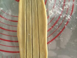椰香豆沙卷面包,如图用刀在中间切三条口子，2头不要切断；