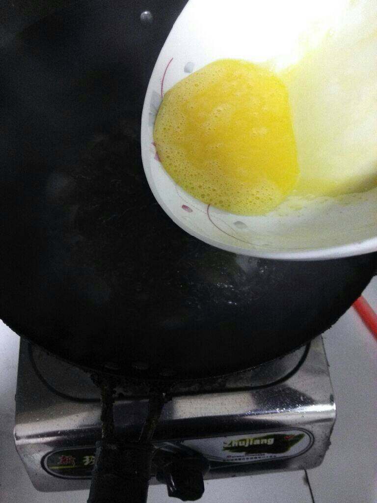 出水芙蓉,围着锅倒入鸡蛋