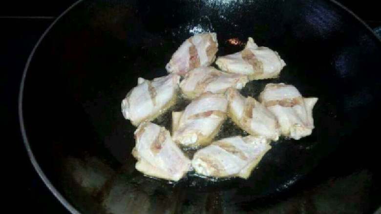 酱烧鸡翅,在把腌制好的鸡翅放进去炸。