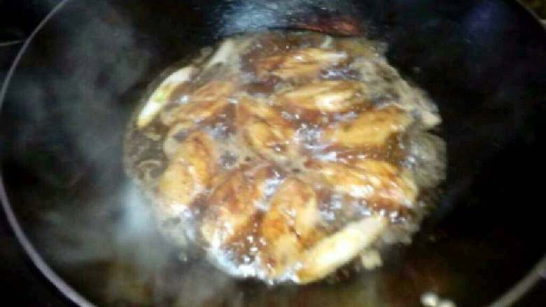 酱烧鸡翅,在加适量水闷煮片刻，（等汤汁收干就可以了）。