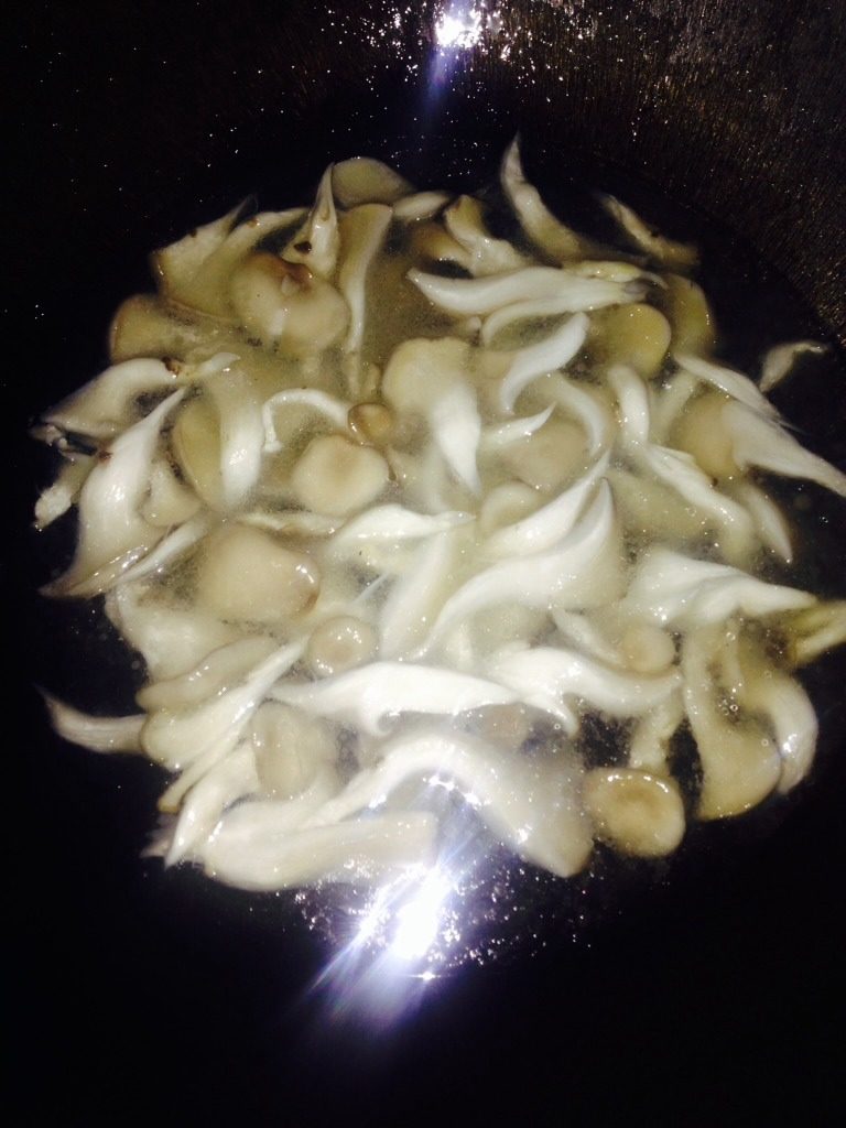 平菇豆腐汤,加入一碗清水