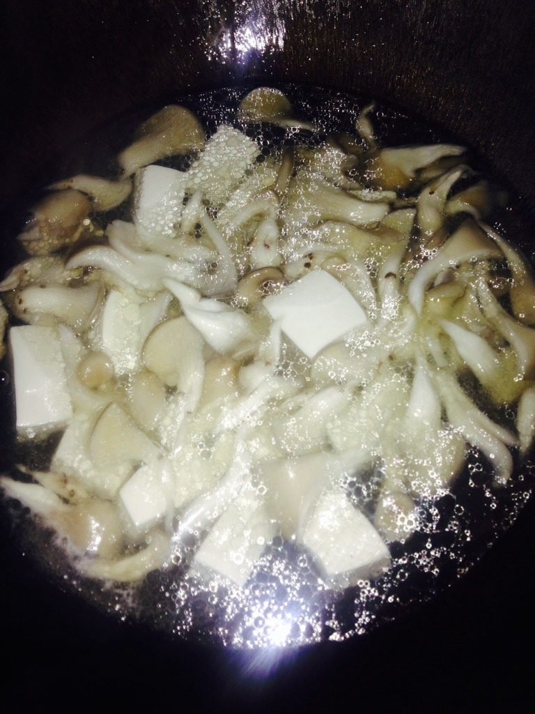 平菇豆腐汤,煮沸下豆腐块同煮