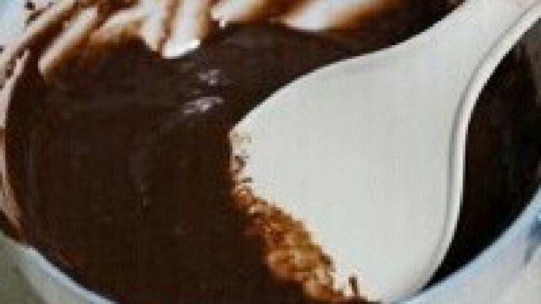 圣诞巧克力蛋糕,蛋黄糊中筛入混合过筛的低筋粉 和<a style='color:red;display:inline-block;' href='/shicai/ 920'>可可粉</a>，用刮勺切拌法将面糊拌 均匀。