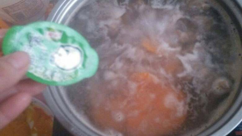 木瓜排骨浓汤,放入胡萝卜，水开后，放一块浓汤宝