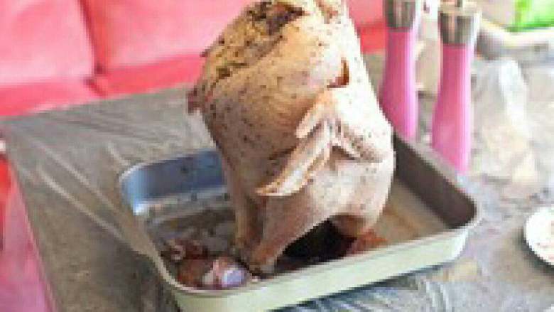 圣诞烤火鸡,找一个啤酒瓶或者 <a style='color:red;display:inline-block;' href='/shicai/ 13418'>红酒</a>瓶，把火鸡竖起来从屁股处 插下去，这样火鸡就竖起来 了，也可以控掉腹腔内多余的水 份。等待约三个小时； （腌火鸡 自然越久越好啦我腌制了10个小时）。