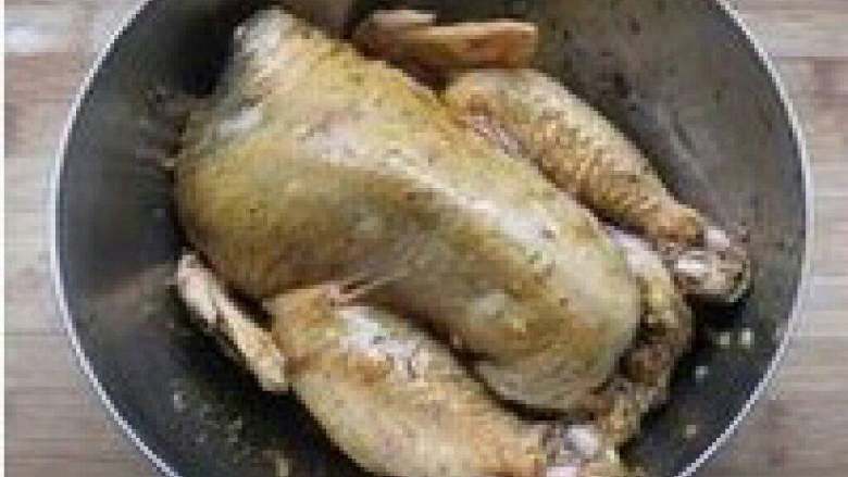 圣诞烤鸡,将料汁均匀地涂抹在三黄鸡外侧 及内部，并充分按摩，放入冰箱 冷藏腌制一个小时。