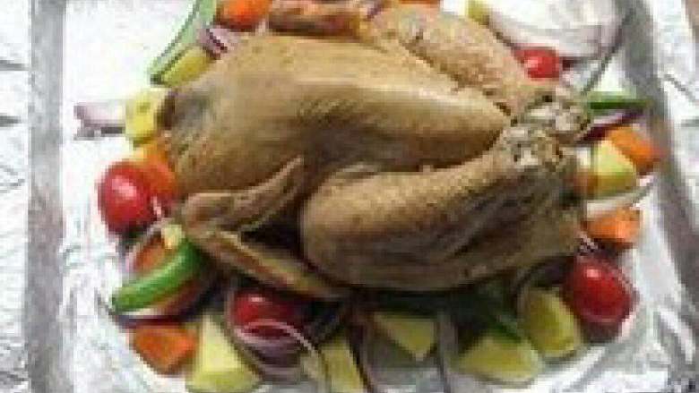 圣诞烤鸡,最后将鸡放在蔬菜上，入烤箱下 层，200度烘烤一个半小时左右 ，直到颜色棕红诱人即可。