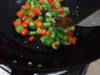 干煸肥肠,余下的油下入辣椒圈呛锅 炒至五分熟
