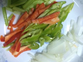 过油肉辣椒炒面,如图将配菜青红椒，芹菜，洋葱切丝