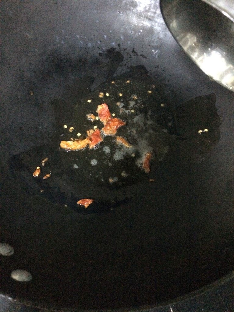 过油肉辣椒炒面,如图令起一锅，加入少许油，爆香干辣椒