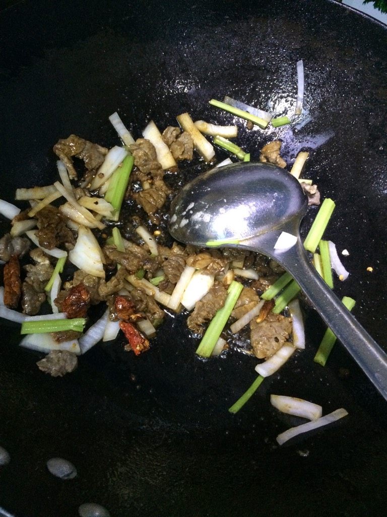 过油肉辣椒炒面,如图下去过油肉翻炒滴几滴生抽上色，下芹菜段和洋葱丝翻炒出香味
