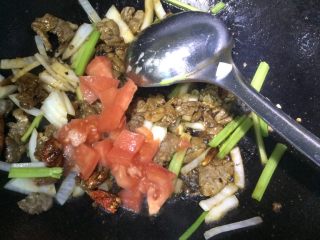 过油肉辣椒炒面,如图下番茄粒，炒出汤，调味