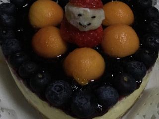 心形蓝莓芝士圣诞蛋糕,做一个草莓圣诞老人装点在中心即可食用