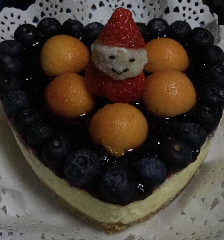 心形蓝莓芝士圣诞蛋糕,做一个<a style='color:red;display:inline-block;' href='/shicai/ 592'>草莓</a>圣诞老人装点在中心即可食用