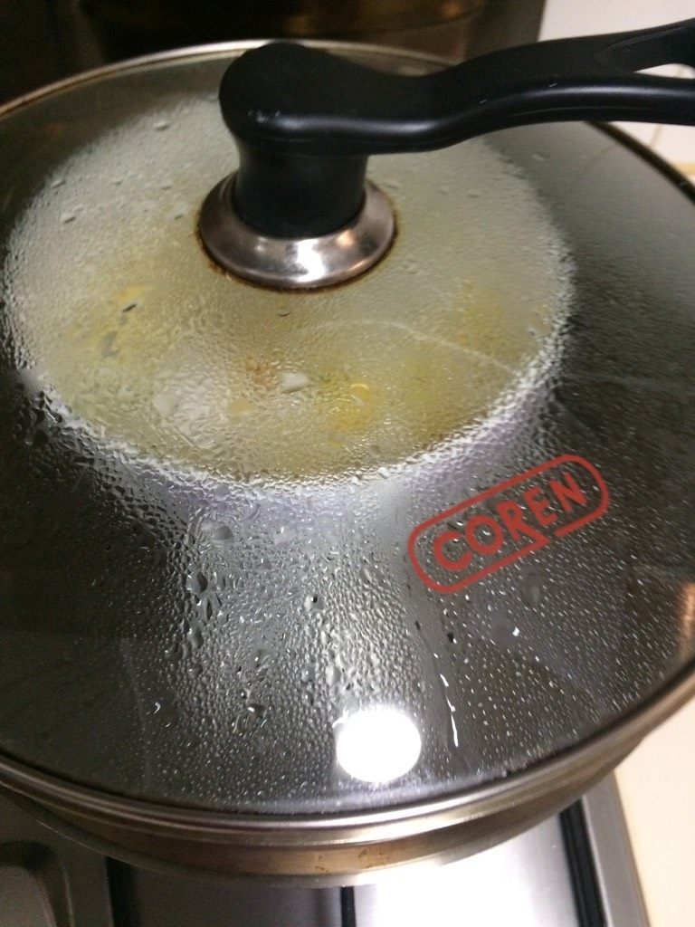 蛤蜊炖蛋,如图蒸锅上汽后将碗放入蒸格中，加盖蒸10分钟；