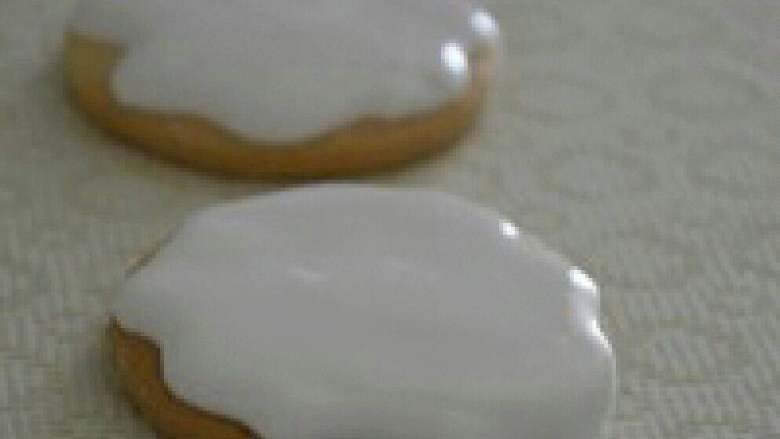 圣诞雪人,将饼干用白色铺面糖霜填满 ，图中溢出的糖霜是故意用牙签 挑下来些的，目的是更有融化的 感觉。