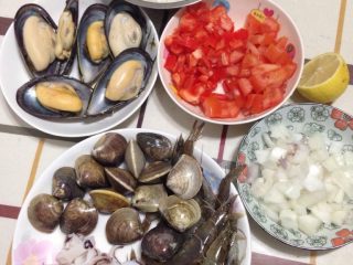 西班牙海鲜饭（简易版）,如图将所有食材洗净，准备好，青口贝煮开，事先米泡水一小时备用。