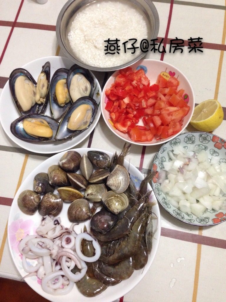 西班牙海鲜饭（简易版）,如图将所有食材洗净，准备好，<a style='color:red;display:inline-block;' href='/shicai/ 6035'>青口贝</a>煮开，事先米泡水一小时备用。