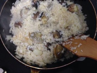 西班牙海鲜饭（简易版）,如图在倒入蛤蜊，泰国米翻炒至半透明状态。