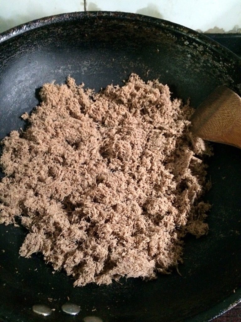 宝宝海苔牛肉松,如图，再入锅炒，起锅时加盐和白糖