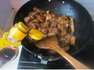 重庆鸡公煲,下入腌制好的鸡块翻炒，可以适量加入适量调味品，炒至没有水份。