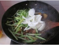 重庆鸡公煲,刚熟的时候加入芹菜、葱头，焖炒十几分钟。