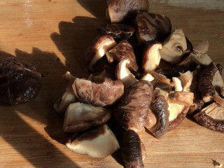 土豆香菇焖鸡,泡软的香菇洗净，切成小块备用