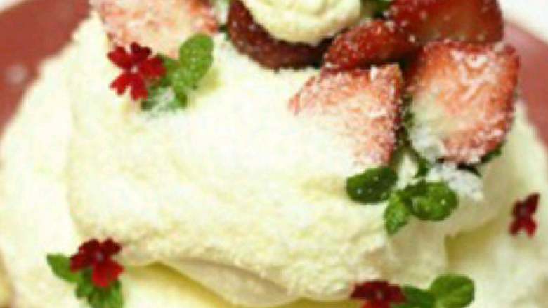 白雪圣诞蛋糕,再叠上四寸蛋糕，把剩余奶油抹上，同样用勺子推开奶油，最后装饰上草莓，撒上椰蓉，点缀薄荷叶，冷藏后切块食用(如果你喜欢，可推放更多的草莓或其他水果)