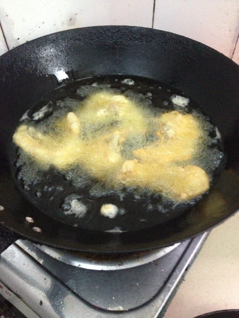 糖醋锅包鱼,油锅烧至七成热 下鱼片炸熟至金黄色捞出