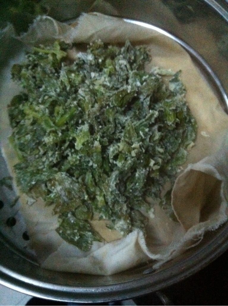 蒸芹菜叶,把抓匀的菜叶放入蒸锅蒸三分钟，取出