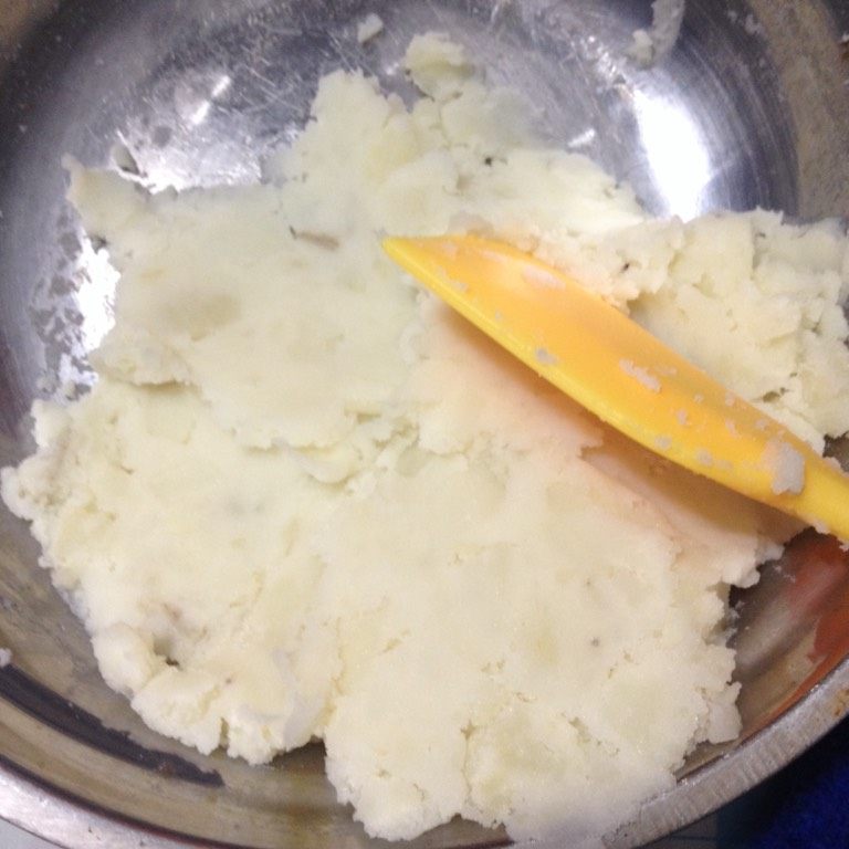 土豆虾尾球,如图土豆蒸熟用刮刀碾碎待用