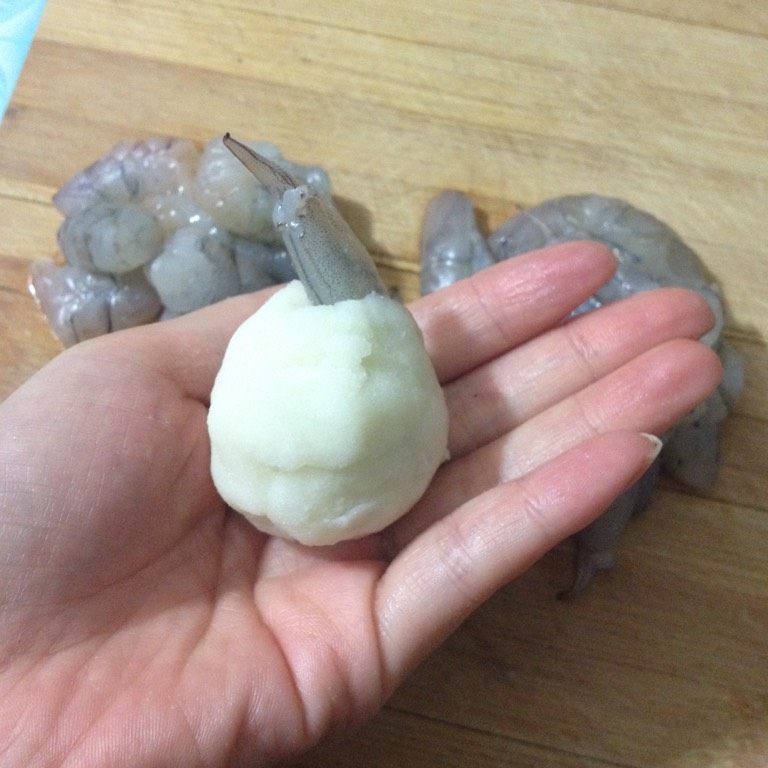 土豆虾尾球,如图将虾尾露出，其他地方包进去