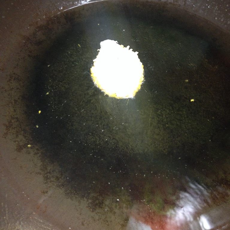 土豆虾尾球,如图油烧热放入做好的土豆球，变色即可