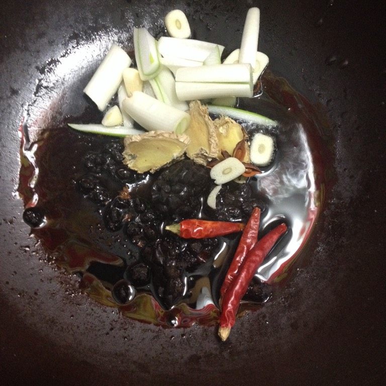 豆豉排骨蒸芋头南瓜,如图将以上辅料放入锅中炒出香味